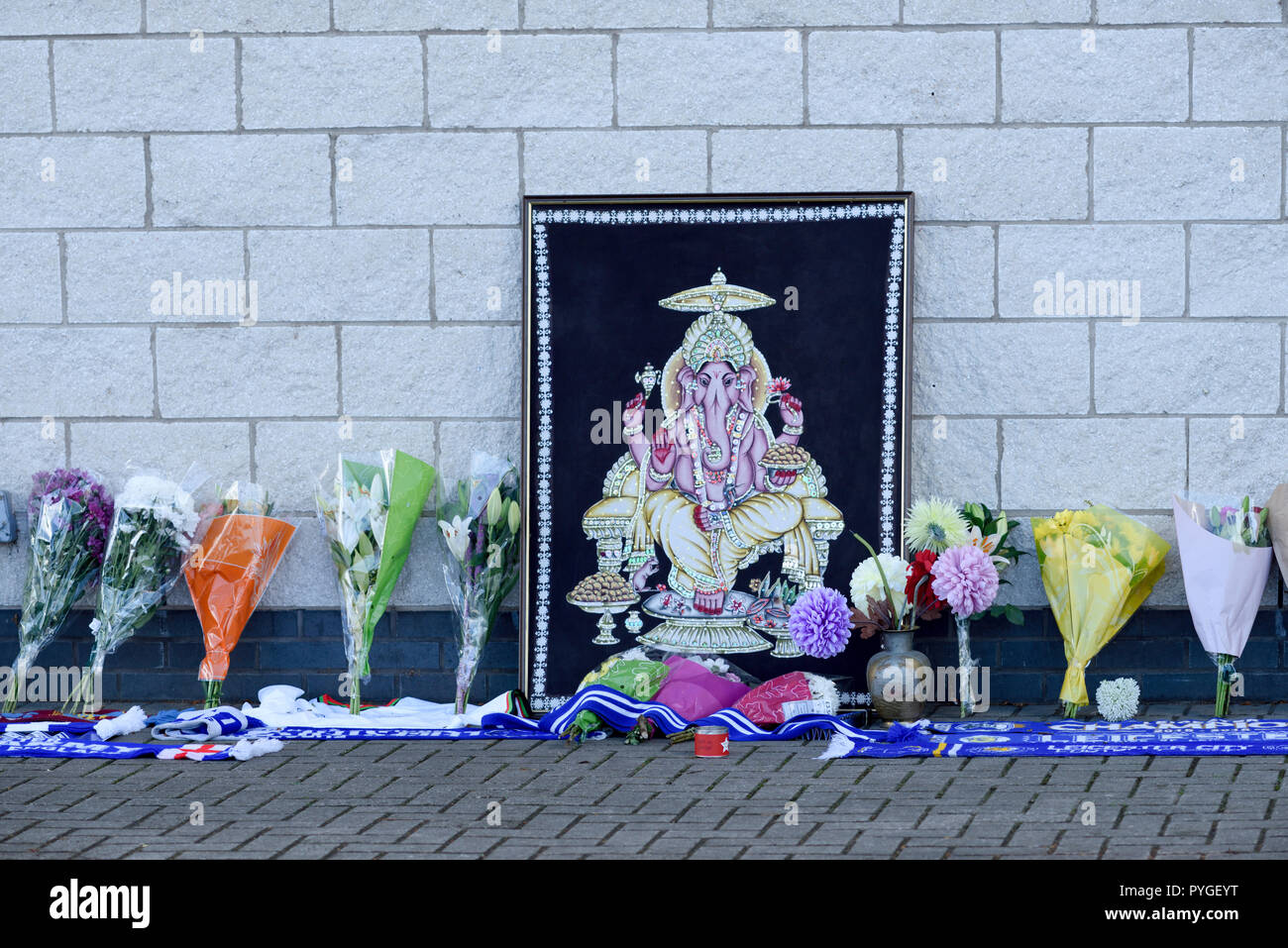 Leicester, UK.28 Octobre 2018 : un flux constant de Leicester City Football Fans et le public en général a été d'arriver à payer ses respects à l'extérieur de la King Power Stadium à la suite d'un accident d'hélicoptère dans le parking des clubs qui s'est passé autour de 20h00 la nuit dernière, ce qui est dit dans des propriétaires du club.Aucune déclaration d'incident ont été délivrés.encore. Crédit : Ian Francis/Alamy Live News Banque D'Images