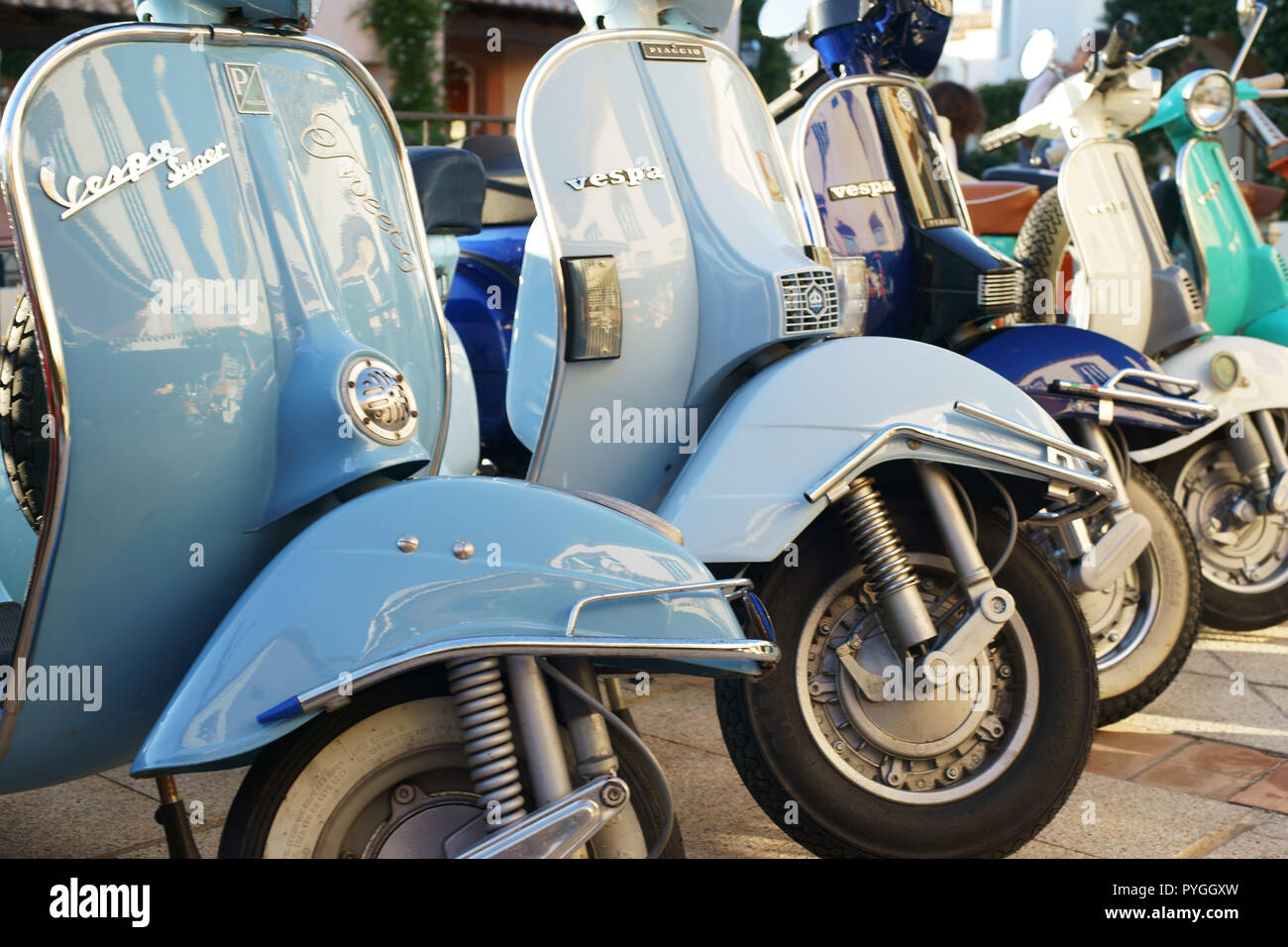 L'Italien Vespa Piaggio moto à Porto Cervo, Costa Smeralda, Sardaigne, Italie Banque D'Images