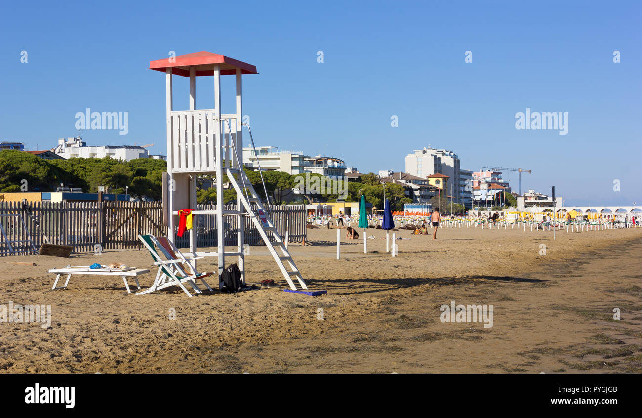 Lifeguard tower vide sur la plage de Lignano Sabbiadoro, Italie Banque D'Images
