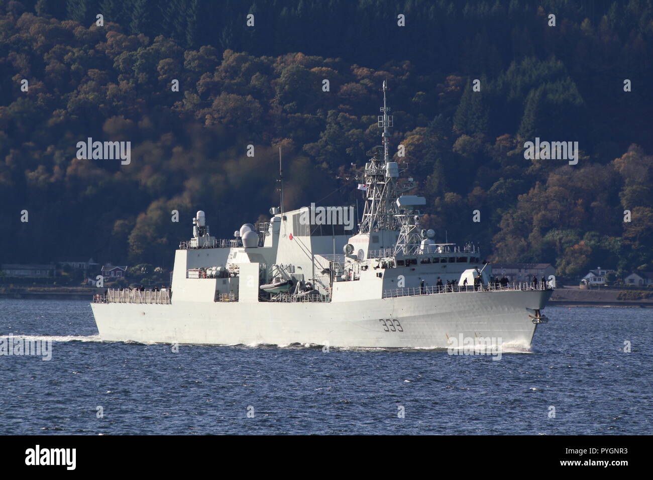 Le NCSM Toronto (FFH-333), une frégate de classe (ou ville-class frigate) exploité par la Marine royale canadienne, en passant sur un retour Gourock à Glasgow. Banque D'Images