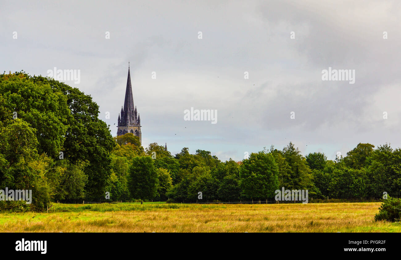 Vue sur l'église de la Vierge Marie tout en prenant un voyage en voiture Jaunting autour du lac de Killarney et le Parc National de Killarney area Banque D'Images