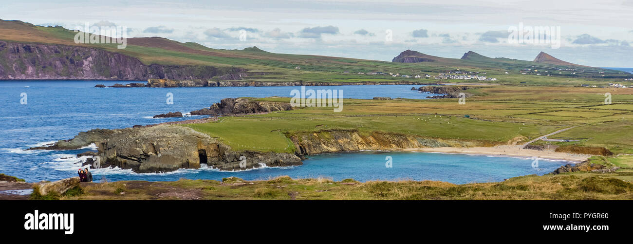 Photo bandeau de la vue panoramique de la côte irlandaise avec les trois soeurs collines de la péninsule de Dingle Loop Banque D'Images
