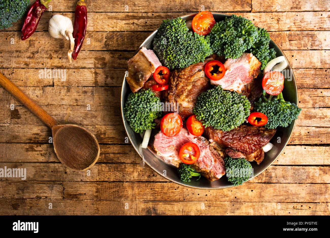 La viande avec des légumes pour la cuisson dans un pot haut afficher Banque D'Images