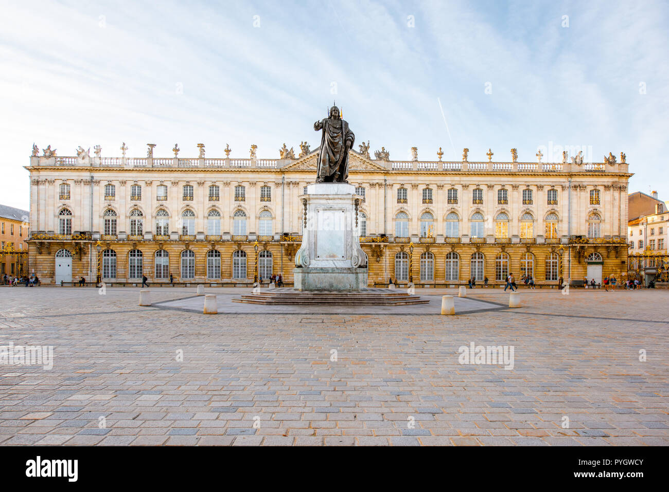 Matin sur la grand place Stanislas avec monument situé dans la vieille ville de Nancy, France Banque D'Images