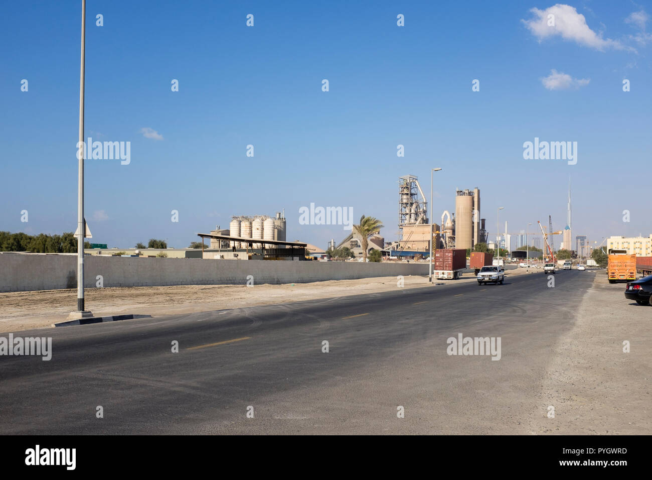 Une rue d'Al Quoz, le district industriel de Dubaï. Le Burj Khalifa peut être vu dans la distance Banque D'Images