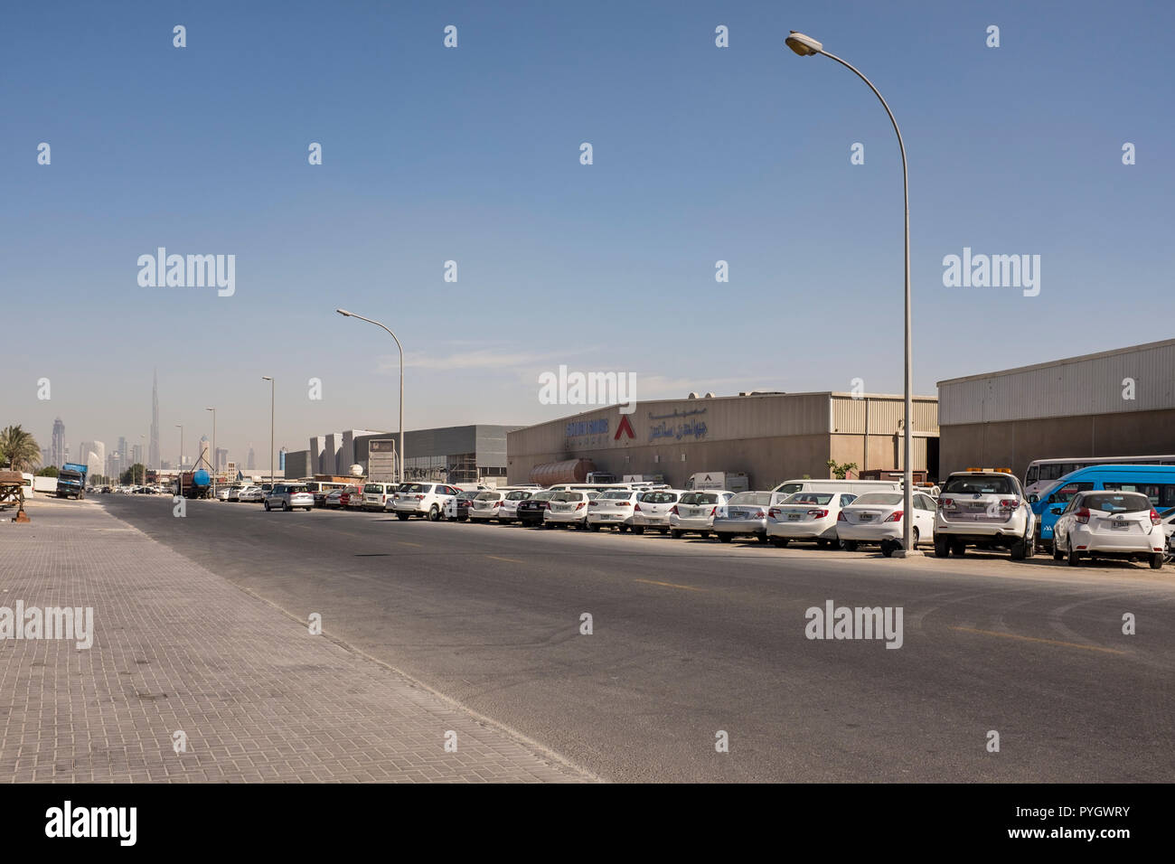 Une rue de l'Al Quoz district industriel de Dubaï. Le Burj Khalifa peut être vu dans la distance Banque D'Images