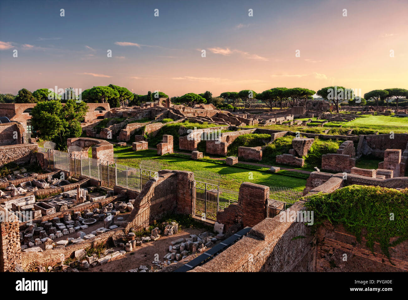 Dans le paysage des ruines archéologiques romaines d''Ostia Antica - Rome Banque D'Images