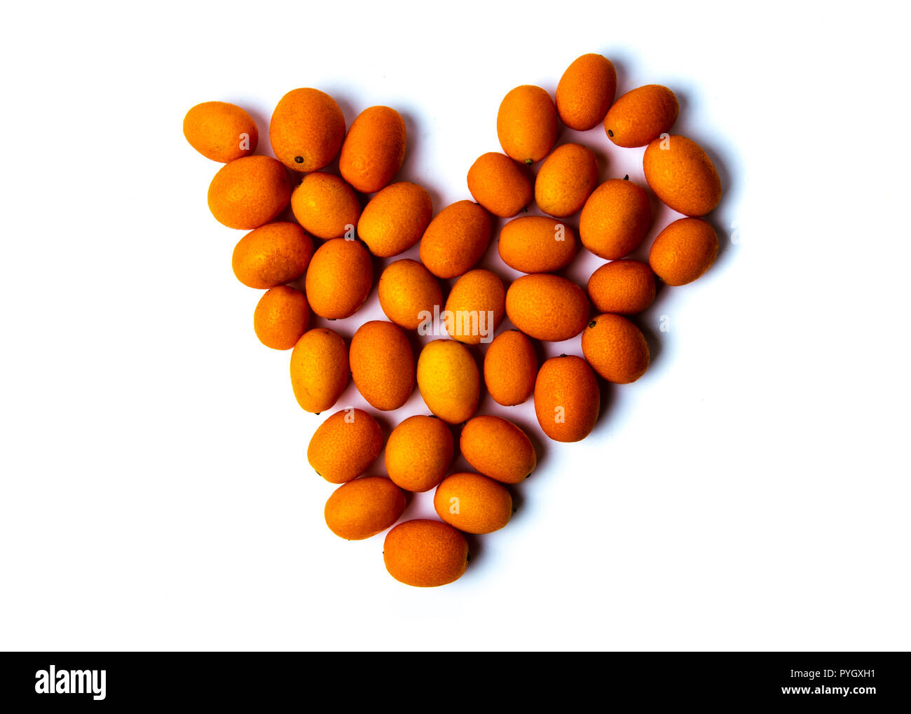 Forme de coeur fait de petites isolées oranges Kumquat Banque D'Images
