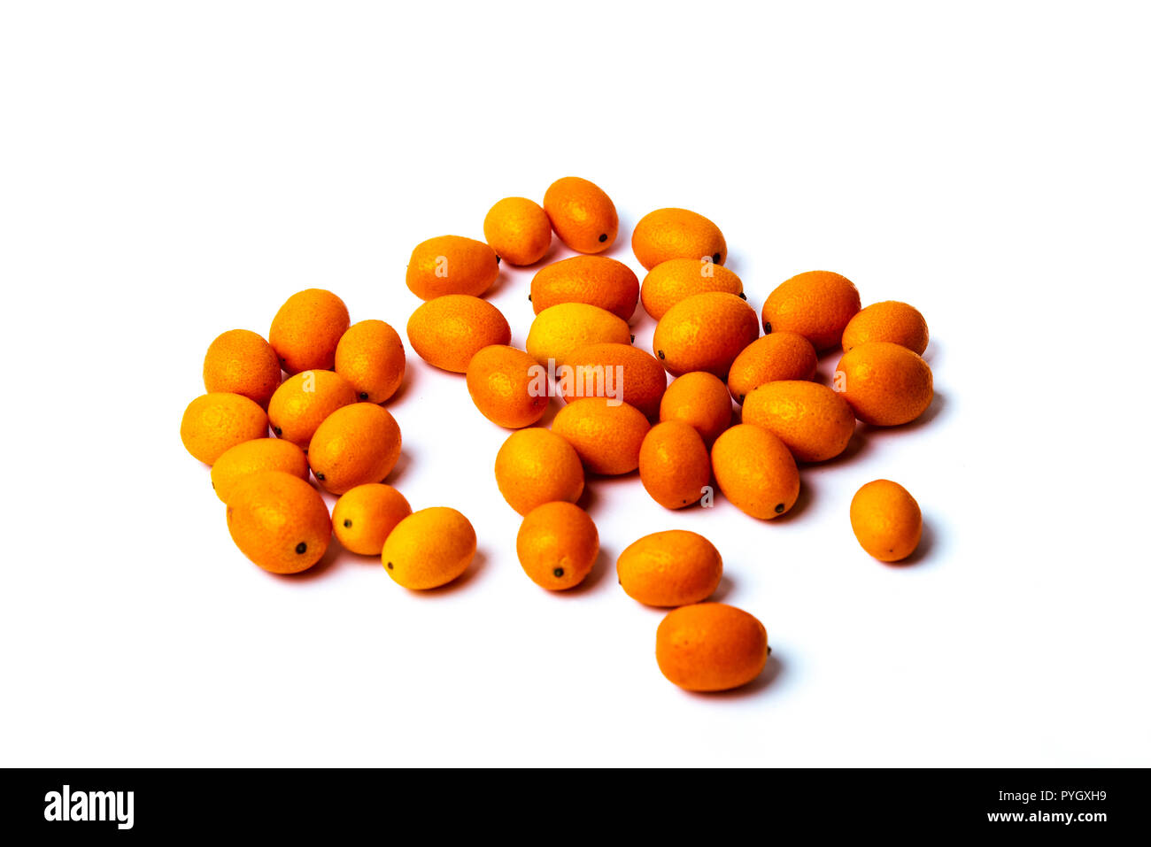 Petit Kumquat orange isolé sur fond blanc Banque D'Images