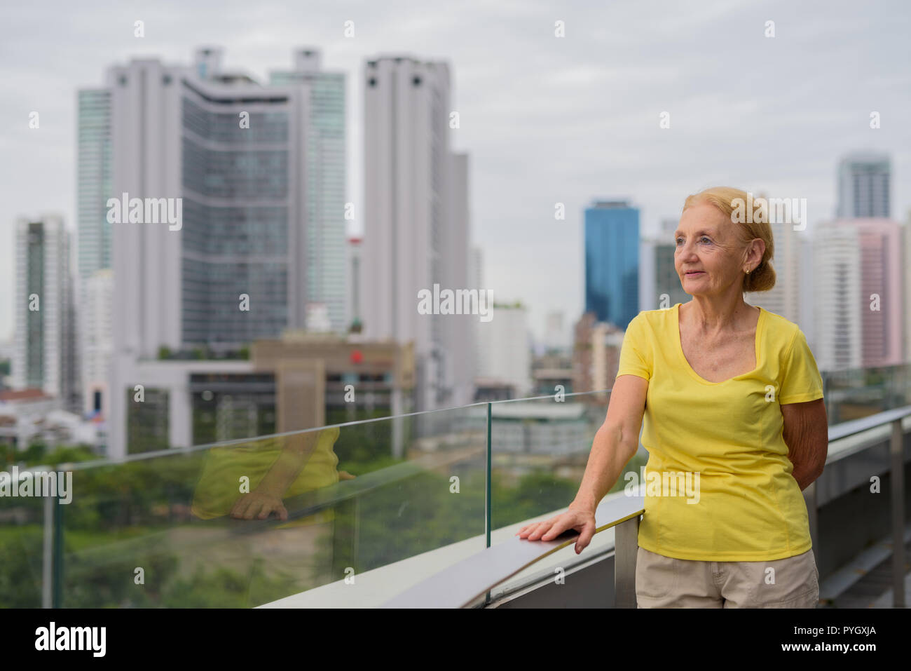 Belle pensée senior woman outdoors in city Banque D'Images