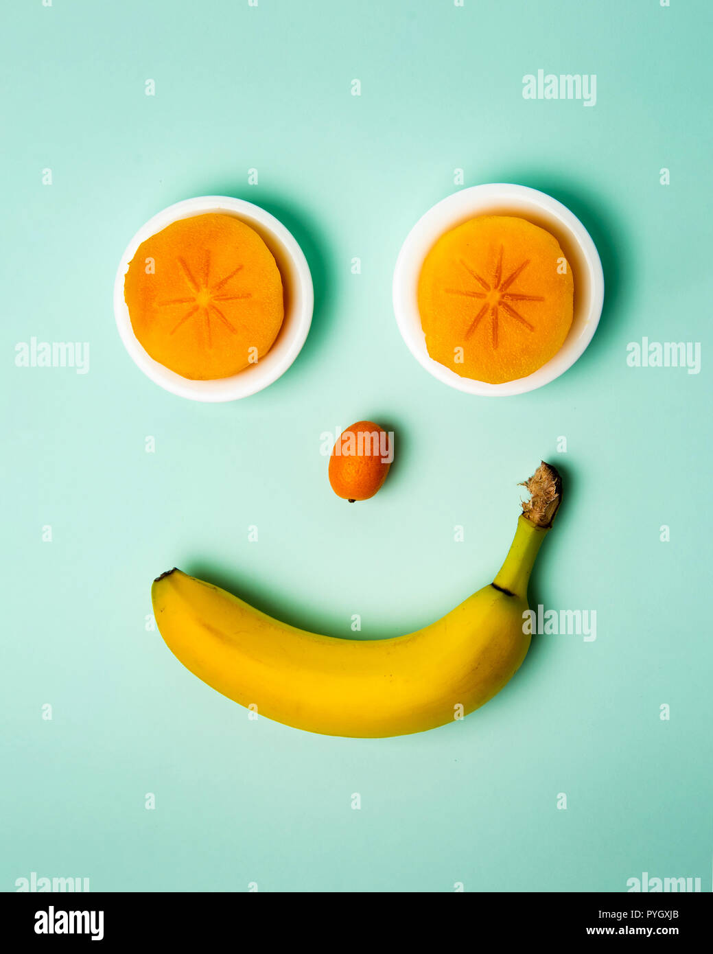 Smiley Face en fruits sains, kaki kumquat et la banane Banque D'Images