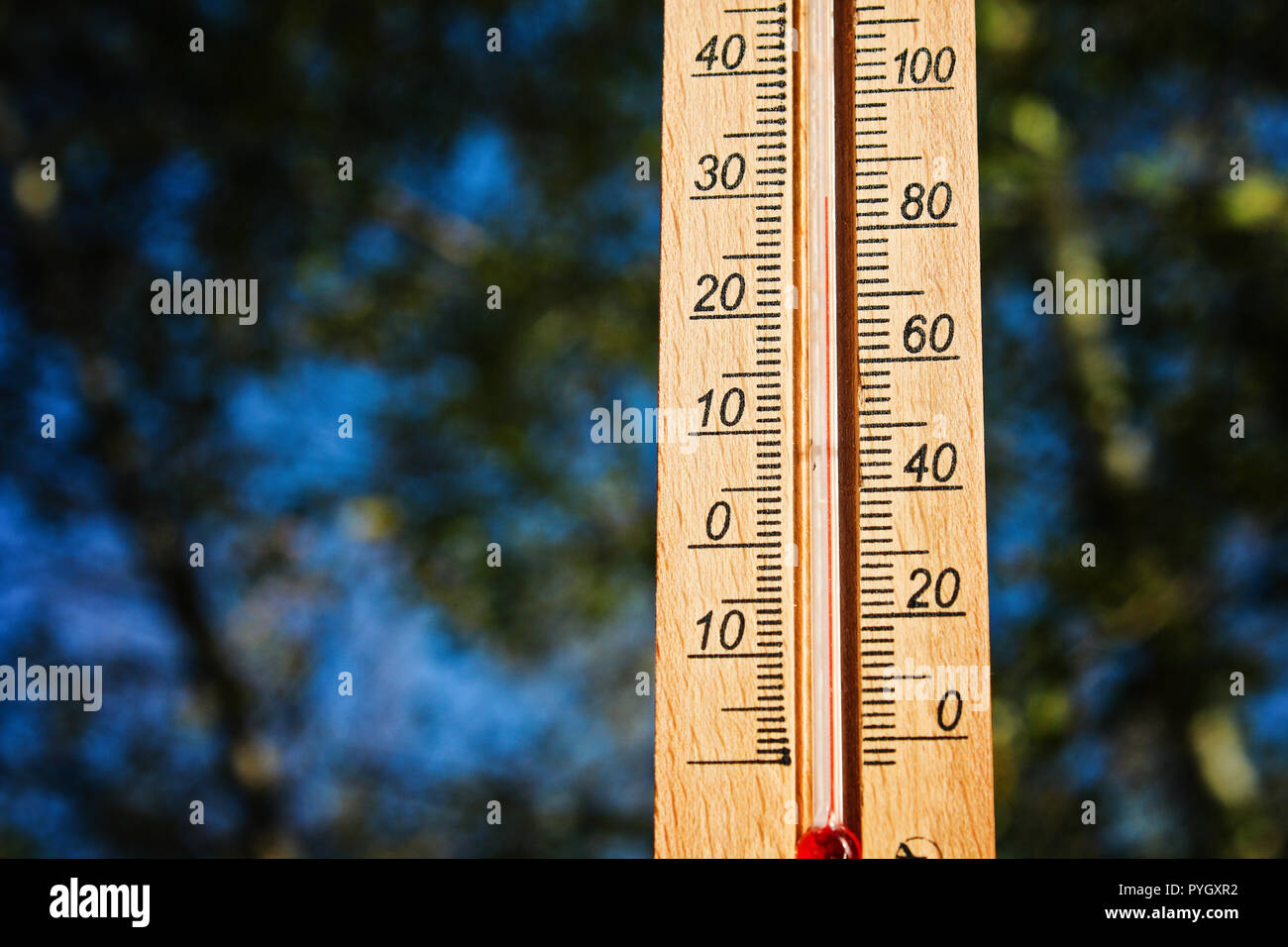 Haut degré 30 Thermomètre affichage température chaude journée d'été au soleil Banque D'Images