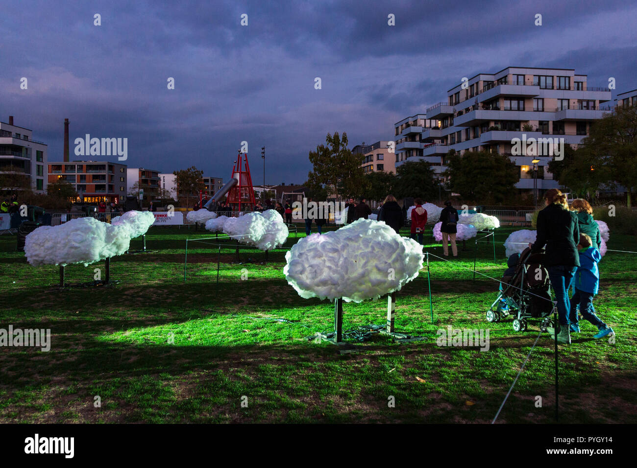 Essen, Allemagne. 27 octobre 2018. «Sons du ciel' la musique et l'art de l'installation. Les nuages illuminés par Daniel Kurniczak. Le festival lumière Essen 2018 avec beaucoup d'art de la lumière des installations partout dans le centre-ville jusqu'au 4 novembre 2018. Banque D'Images