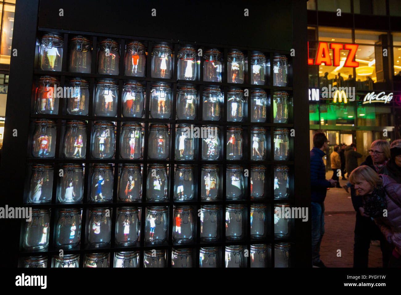 Essen, Allemagne. 27 octobre 2018. Pots lumineux 'upercube" par l'artiste français Stéphane Masson. Le festival lumière Essen 2018 avec beaucoup d'art de la lumière des installations partout dans le centre-ville jusqu'au 4 novembre 2018. Banque D'Images