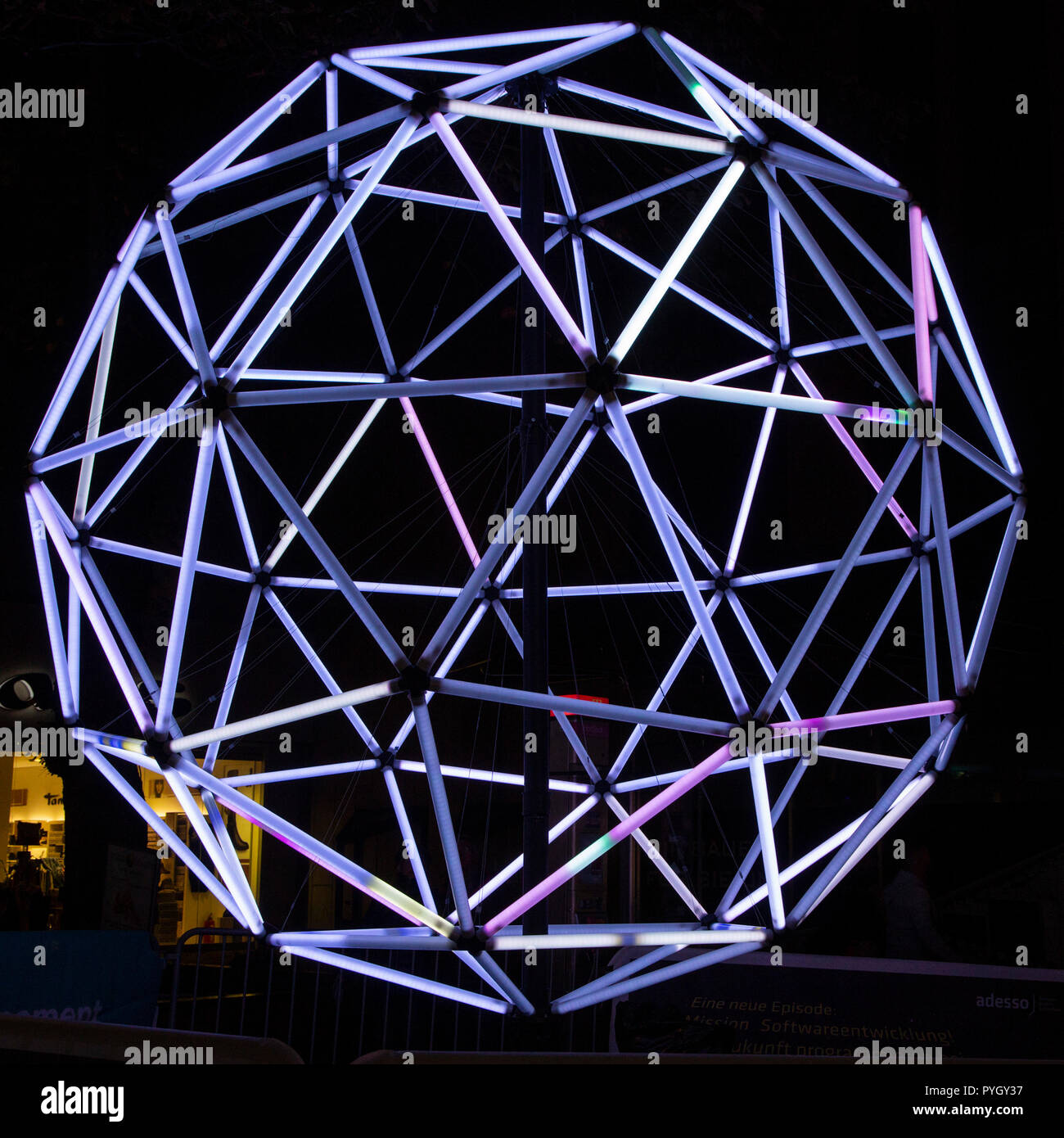 Essen, Allemagne. Icosphere créé par l'équipe de médias numériques à l'Institut d'Kunstwissenschaften à l'Université de Koblenz-Landau. Le festival lumière Essen 2018 avec beaucoup d'art de la lumière des installations partout dans le centre-ville jusqu'au 4 novembre 2018. Banque D'Images