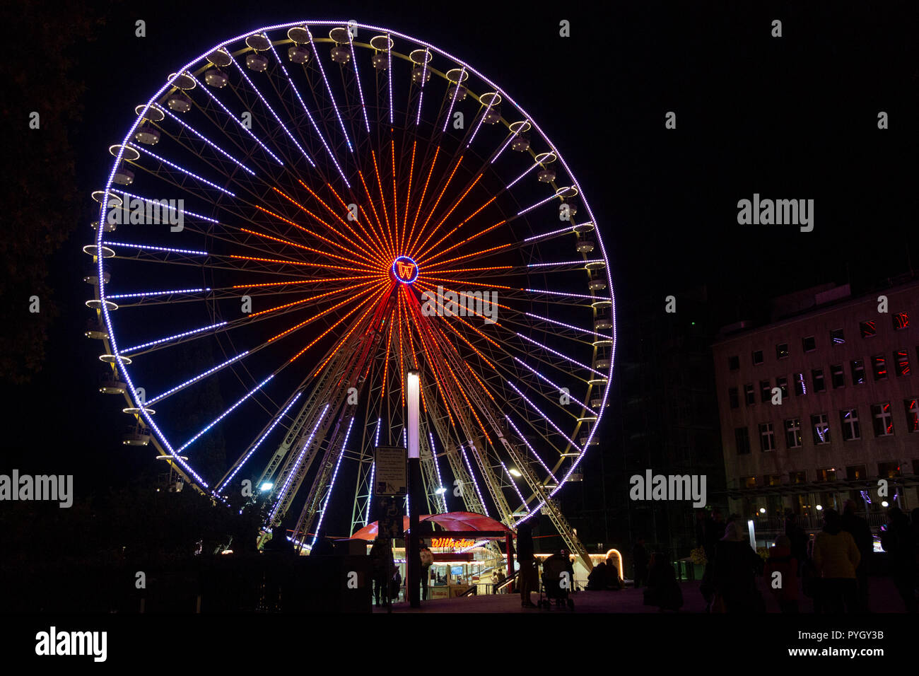 Essen, Allemagne. Les couleurs de l'image de Wilhelm  + Söhne grande roue au Burgplatz. Le festival lumière Essen 2018 avec beaucoup d'art de la lumière des installations partout dans le centre-ville jusqu'au 4 novembre 2018. Banque D'Images