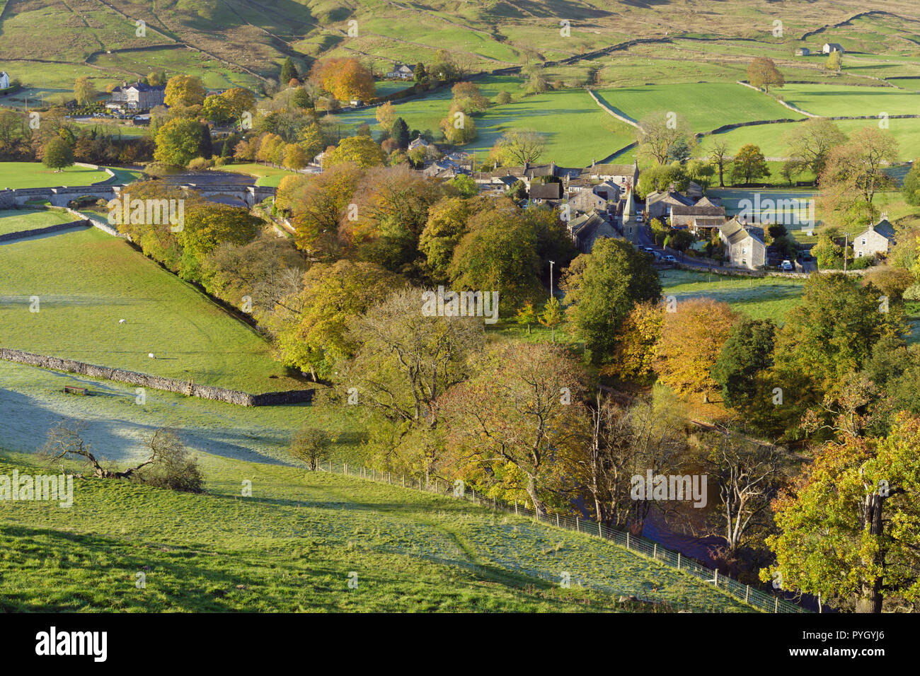Vue sur la rivière Wharfe en fond de vallée, Tonbridge, Wharfedale, Yorkshire, Angleterre, octobre Banque D'Images