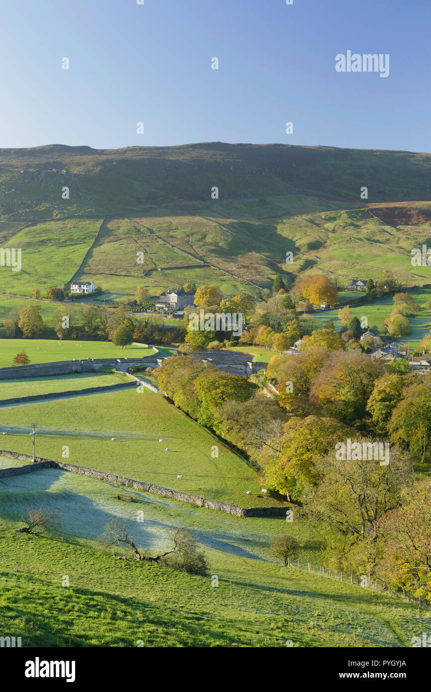 Vue sur la rivière Wharfe en fond de vallée, Tonbridge, Wharfedale, Yorkshire, Angleterre, octobre Banque D'Images