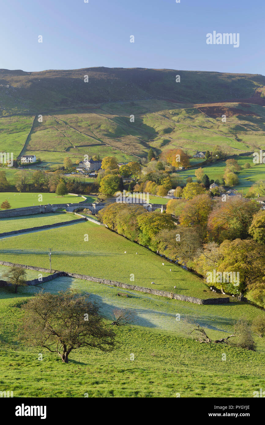 Vue sur la rivière Wharfe en fond de vallée, Tonbridge, Wharfedale, Yorkshire, Angleterre, octobre Banque D'Images