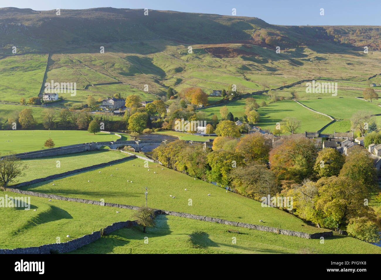 Vue sur la rivière Wharfe en fond de vallée, Tonbridge, Wharfedale, Yorkshire, Angleterre, octobre Banque D'Images