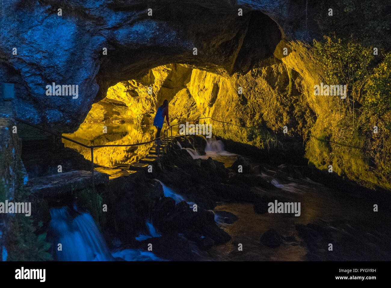 Fontaine de Fontestorbes,Fontaine de Fontestorbes,La Cascata, un phénomène,naturel,eau,,monte,et,falls,de,Montsegur,Ariège,France,French, Banque D'Images