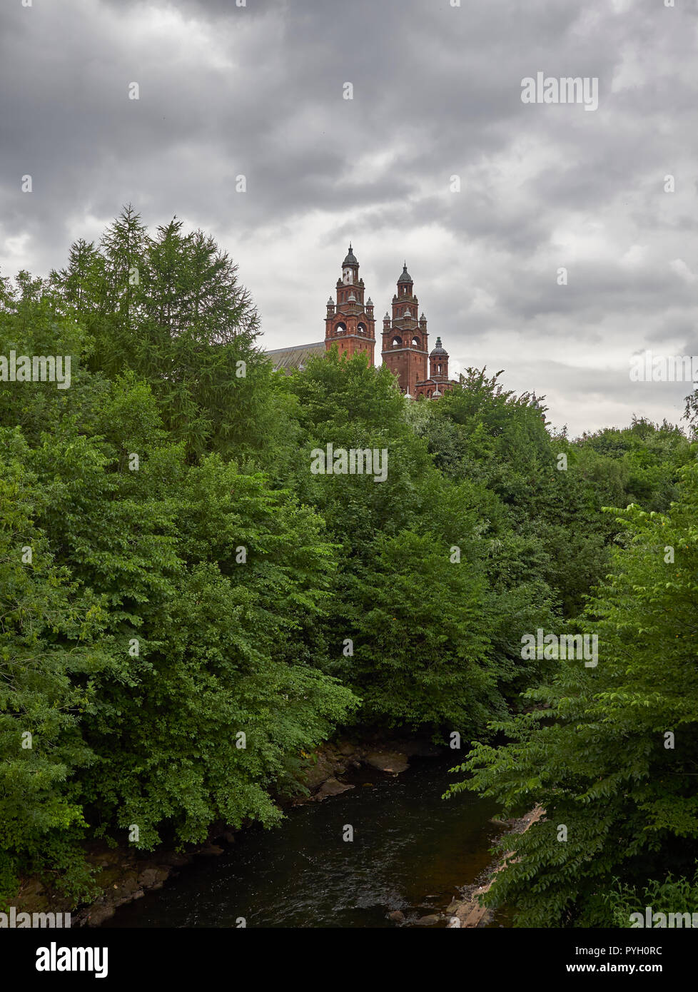 Les tours baroques de la Kelvingrove Art Gallery and Museum vu au-dessus de la ligne des arbres du parc Kelvingrove adjacent à Glasgow, Écosse, Royaume-Uni. Banque D'Images