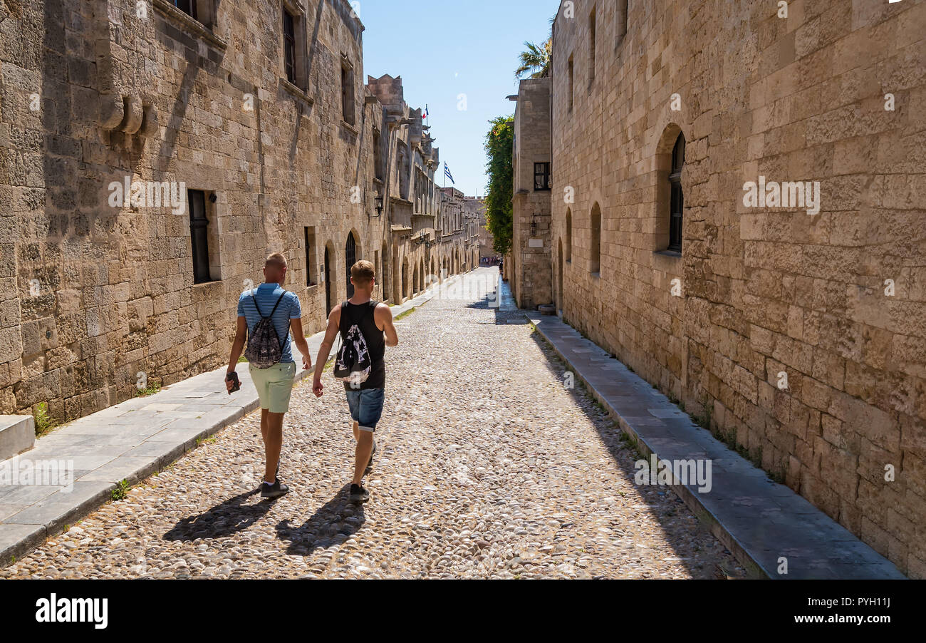 Deux gars dans la rue des Chevaliers (Ippoton) dans la ville de Rhodes (Rhodes, Grèce) Banque D'Images