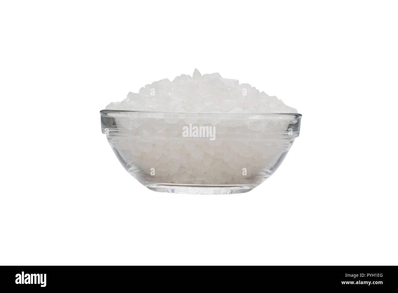 Le sel de mer dans un bol en verre isolé sur fond blanc Banque D'Images