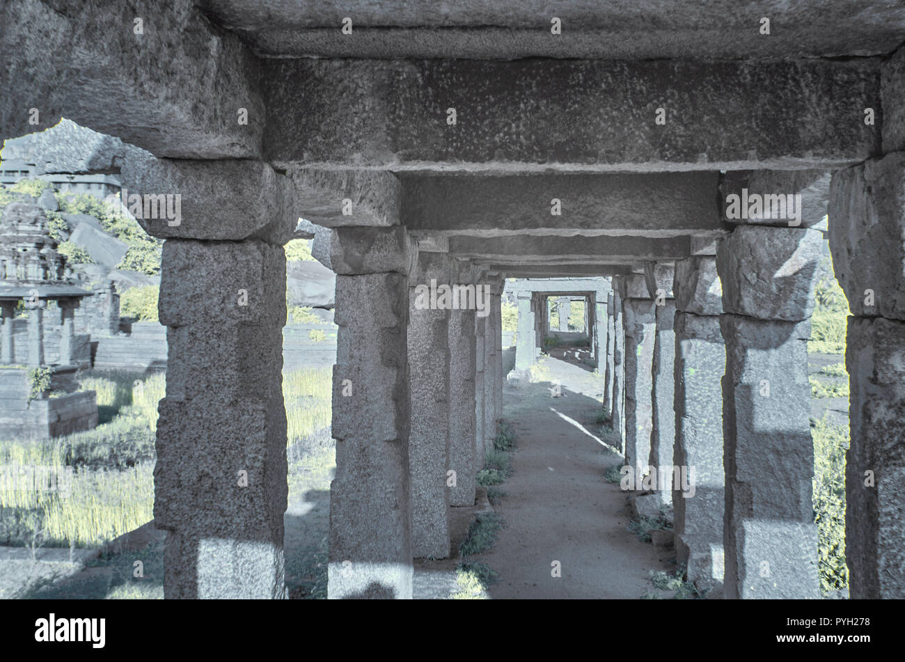Piliers de granit soutenant un toit en pierre pour une rangée de boutiques au cours de l'empire Vijayanagara dans Hampi Inde Banque D'Images