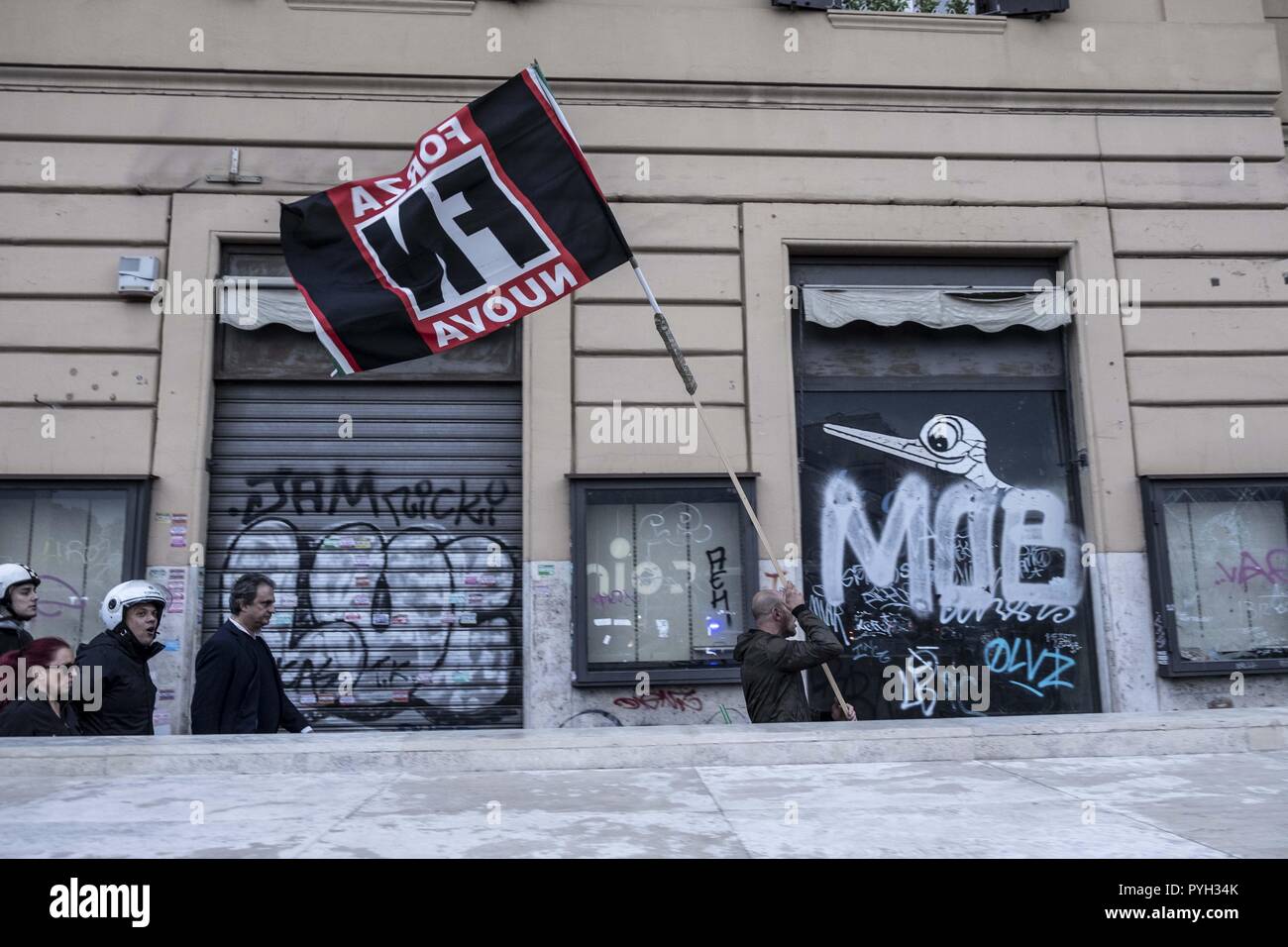 Roma, Italie. 27 Oct, 2018. Les membres de l'Italien parti politique d'extrême droite Forza Nuova (Nouvelle Force) au cours d'une manifestation dans la ville de Rome après l'assassinat de Desirèe, une jeune fille de seize ans, dans le quartier de San Lorenzo. Crédit : Matteo Trevisan/Pacific Press/Alamy Live News Banque D'Images