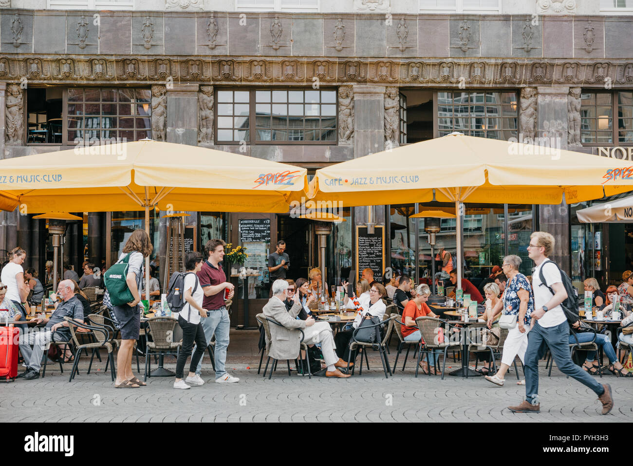 L'Allemagne, Leipzig, 6 octobre 2018 : Café de la rue. Les gens manger, boire et de communiquer les uns avec les autres Banque D'Images