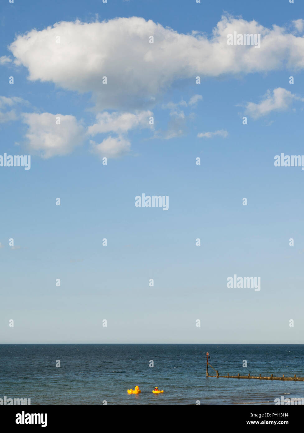 Une paire de canards gonflables flottant sur la mer à Sheringham Norfolk England UK Banque D'Images