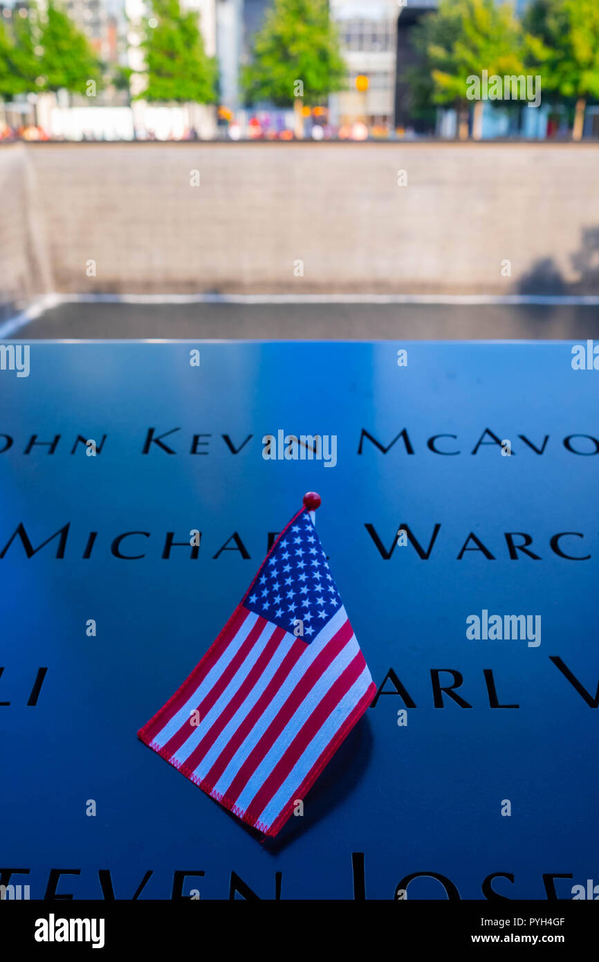 Les noms de certaines victimes marqués par le drapeau américain sur le 11 septembre 2001 World Trade Center Memorial des fontaines dans le Lower Manhattan, New York City Banque D'Images