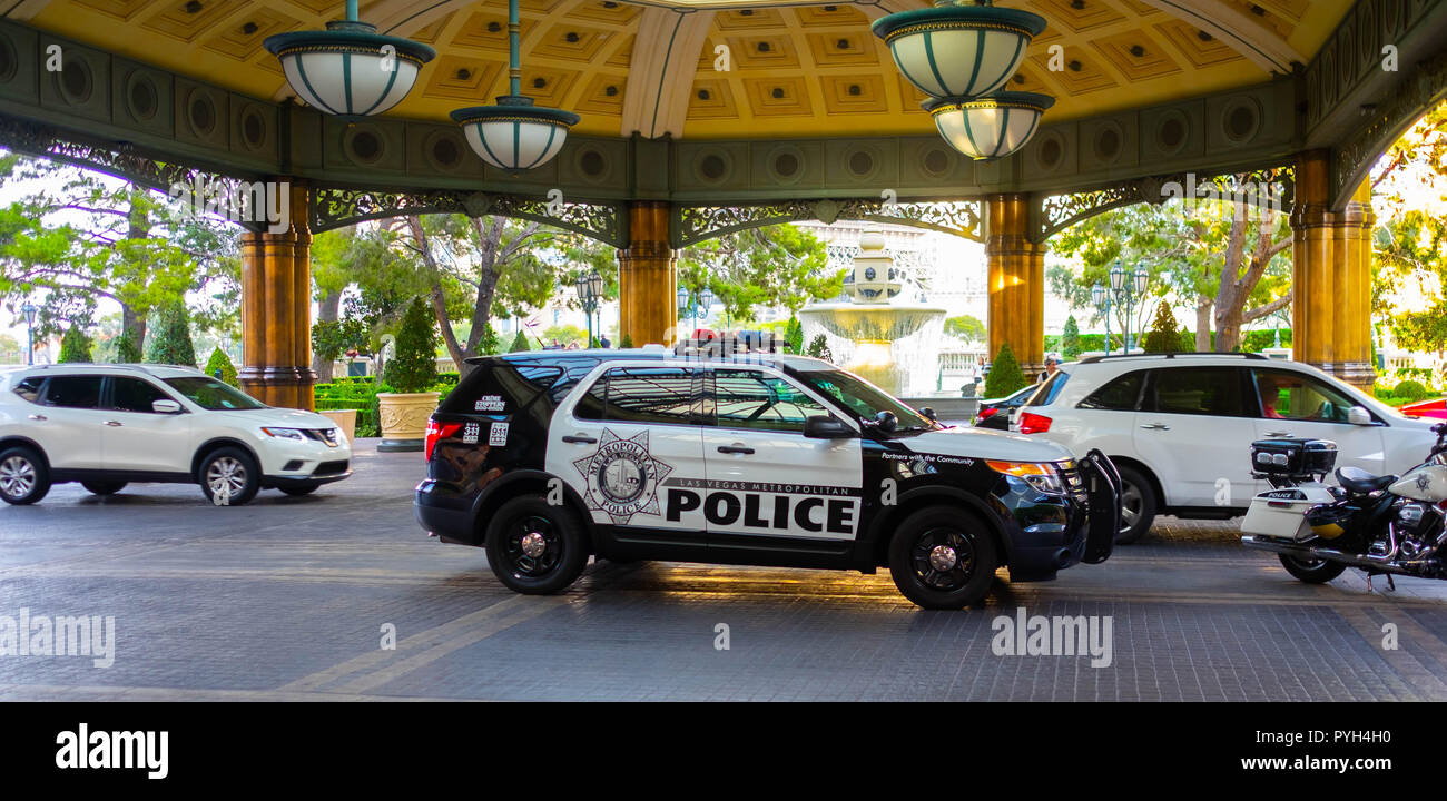 Une voiture de patrouille du service de police métropolitain de Las Vegas devant l'hôtel Bellagio sur Las Vegas Boulevard Banque D'Images