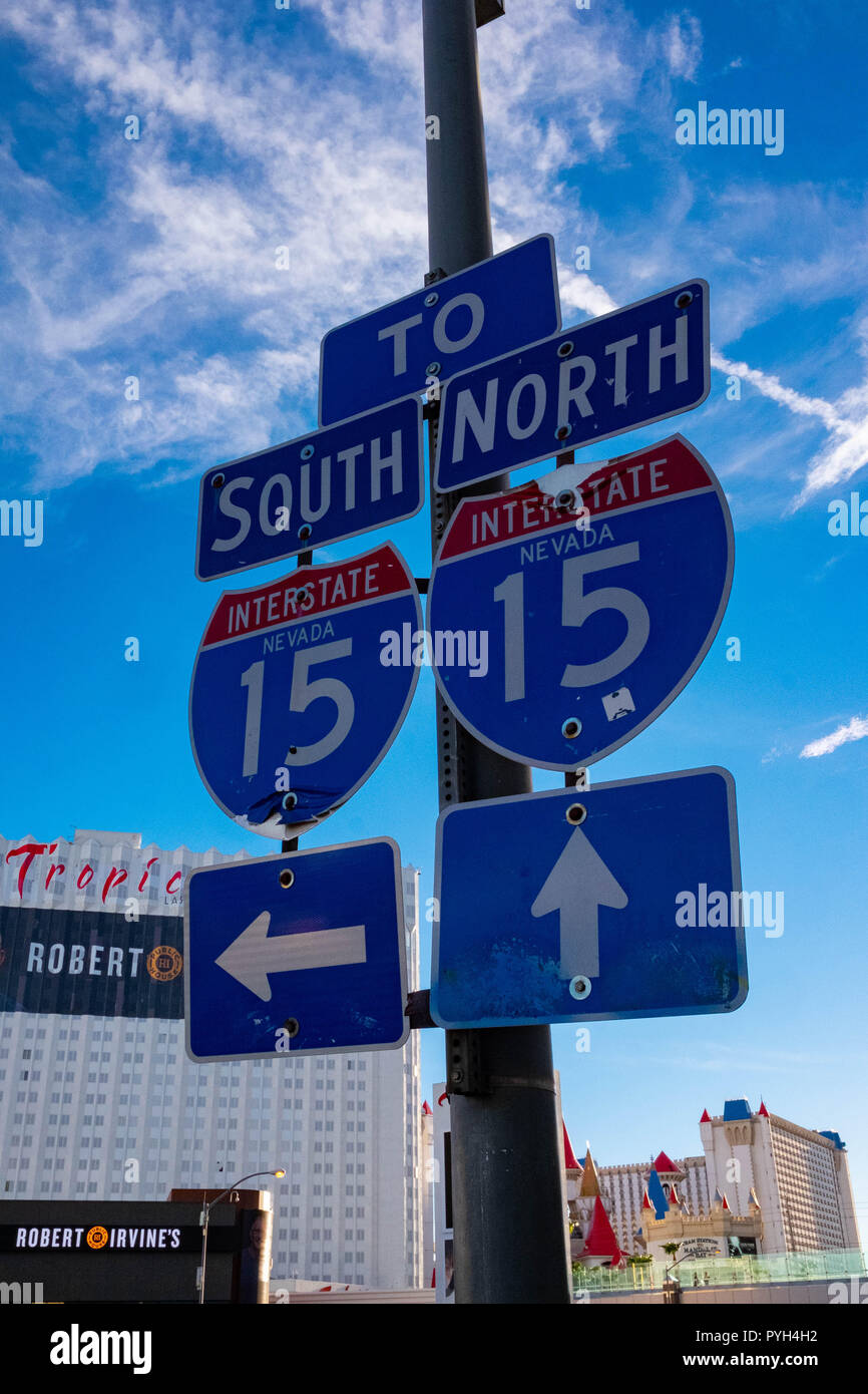 Panneaux de signalisation devant le Tropicana Resort à Las Vegas, direction la circulation vers l'Interstate 15 Banque D'Images
