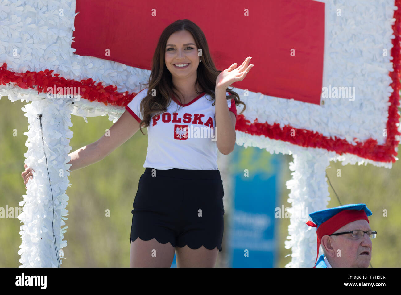 Chicago, Illinois, USA - 5 mai 2018 : La Constitution polonaise Day Parade, femme polonaise portant une chemise qui dit Polska sur un flotteur en descendant la route Banque D'Images