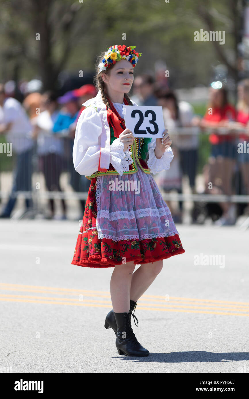 Chicago, Illinois, USA - 5 mai 2018 : La Constitution polonaise Day Parade, Polonaise femme portant des vêtements traditionnels dans la rue pendant la Banque D'Images