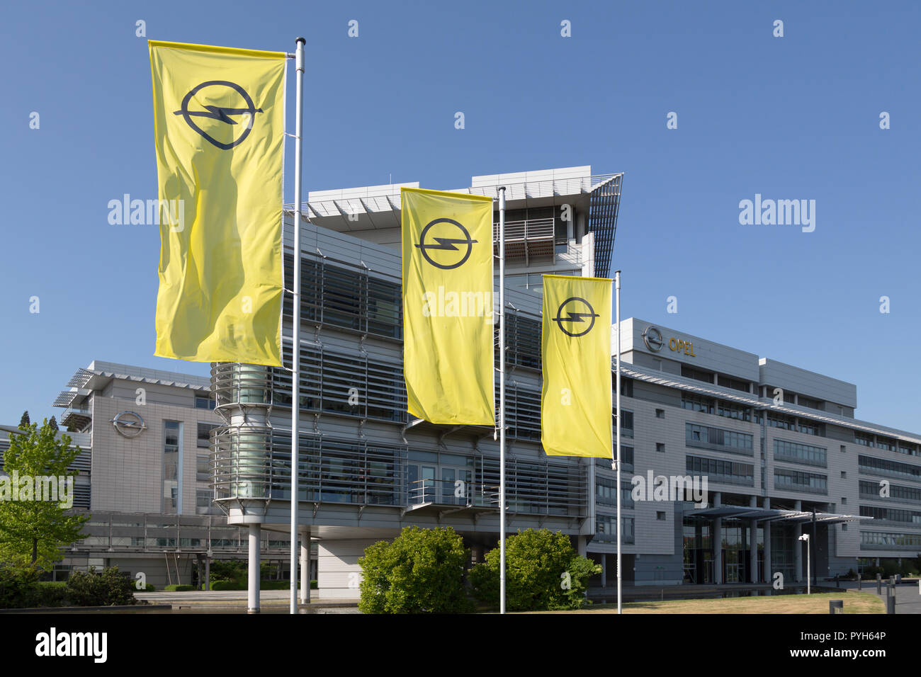 Allemagne, Ruesselsheim, Opel Automobile GmbH : drapeaux avec logo Opel au siège du groupe Banque D'Images