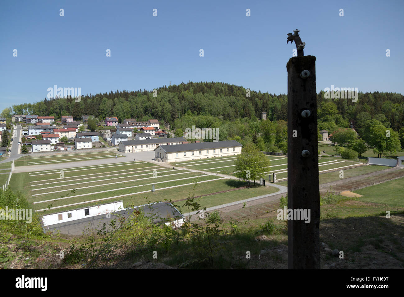 La Bavière, Allemagne - mémorial du camp de concentration, Flossenbuerg sommaire à partir de la hauteur de la clôture du camp Banque D'Images