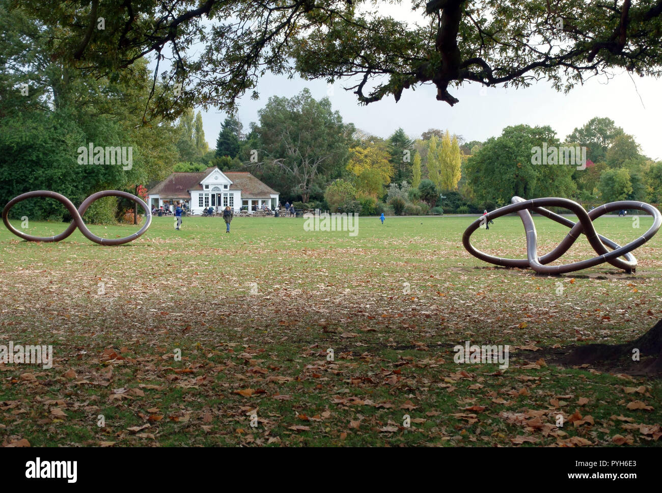 Scuplture par Conrad Shawcross et horloge Cafe à Dulwich Park, au sud-est de Londres. Café de l'horloge en arrière-plan. Banque D'Images Scuplture par Conrad Shawcross et horloge Cafe à Dulwich Park, au sud-est de Londres. Café de l'horloge en arrière-plan. Banque D'Images