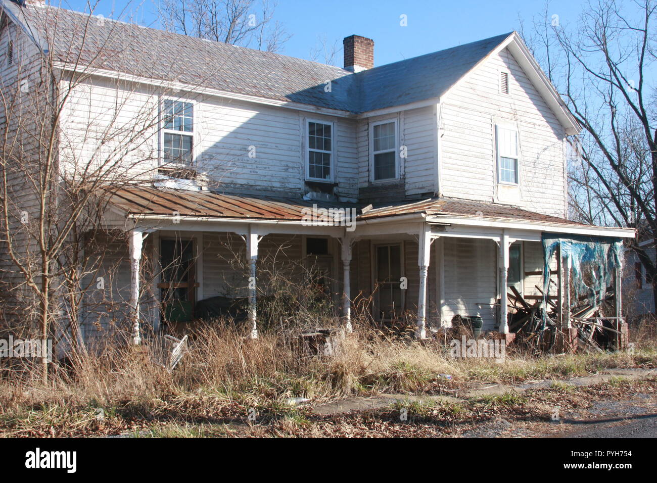 Ancienne maison en bois abandonnée de deux étages dans la campagne de Virginie, États-Unis Banque D'Images