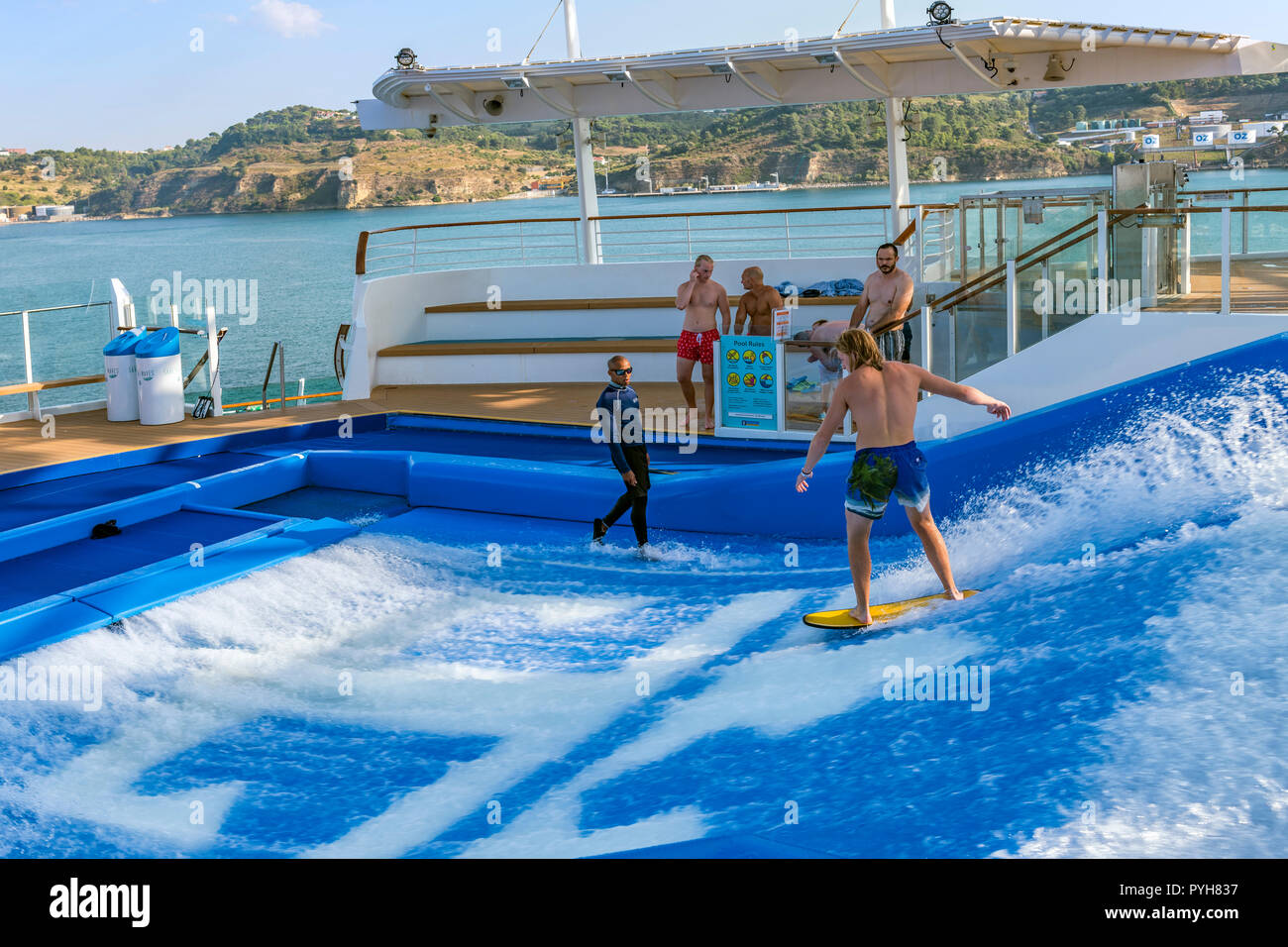Jeune homme surf flux / flowriding à bord de l'indépendance de la seas cruise ship Banque D'Images