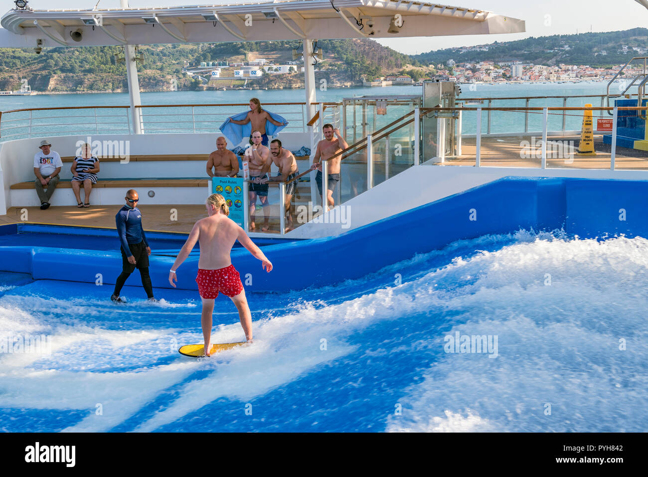 Jeune homme surf flux / flowriding à bord de l'indépendance de la seas cruise ship Banque D'Images