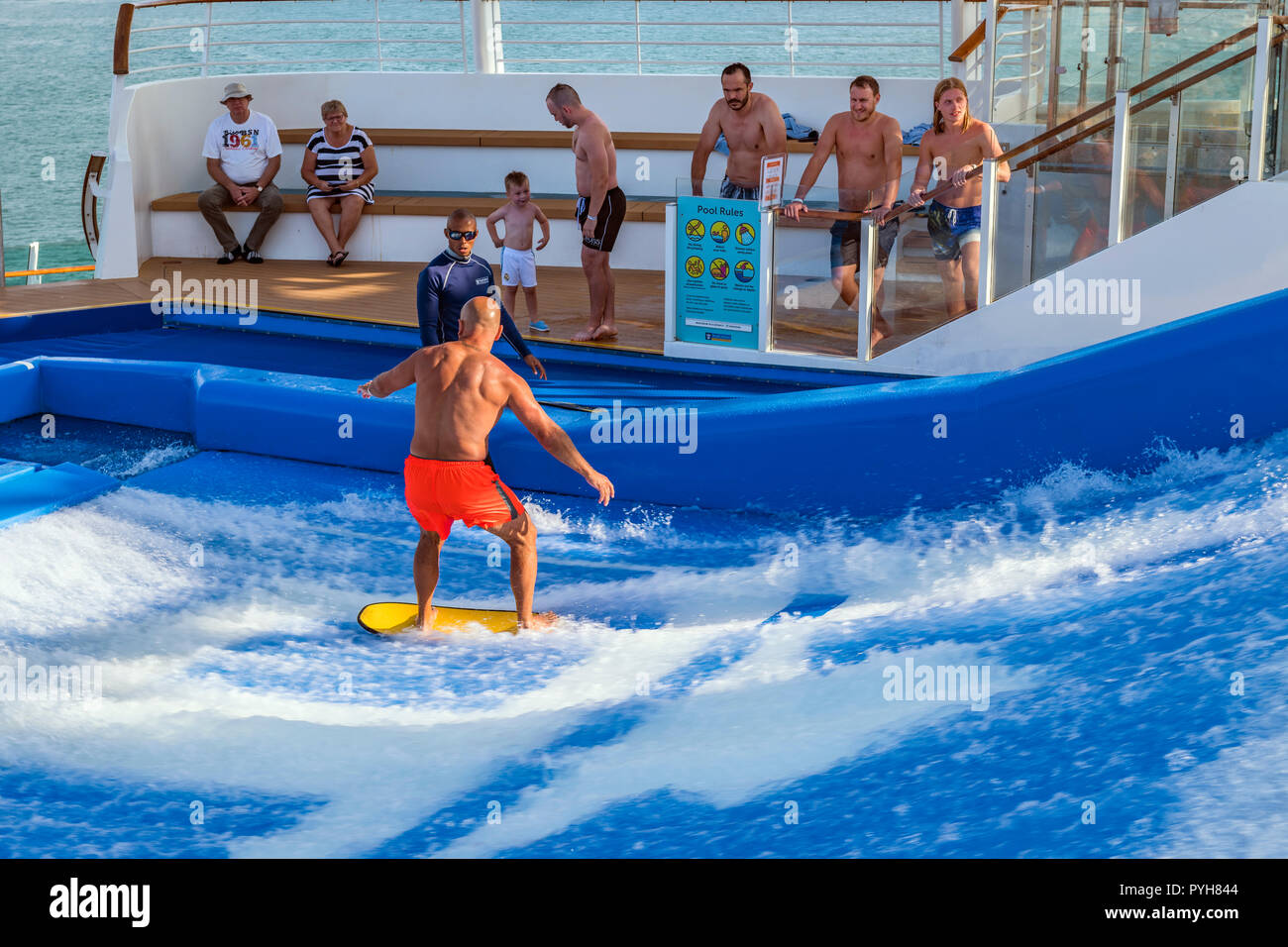 Jeune homme surf flux / flowriding à bord de l'indépendance de la seas cruise ship Banque D'Images