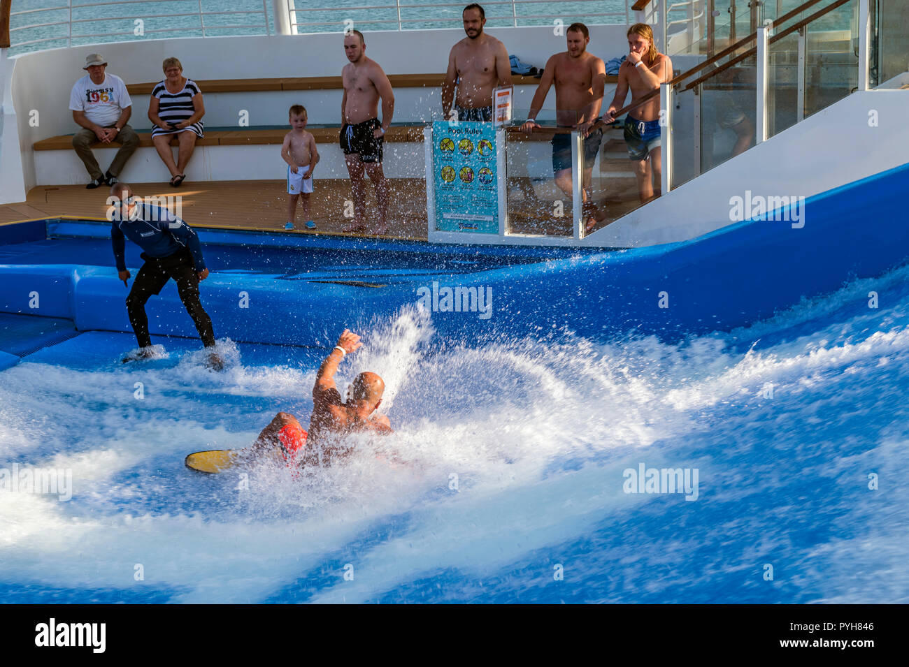 Jeune homme se plante alors que le surf / flowriding à bord de l'indépendance de la seas cruise ship Banque D'Images