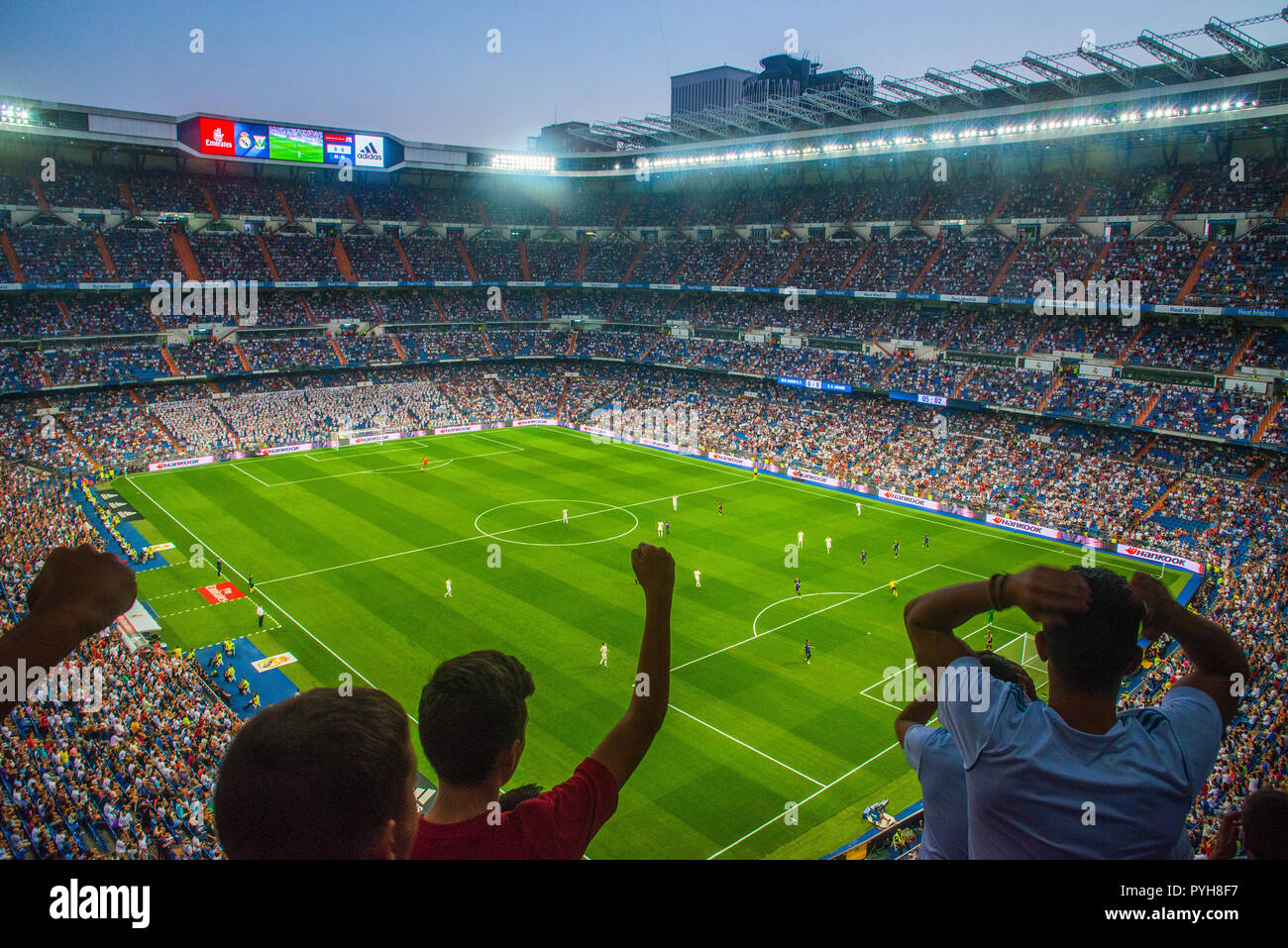 Les gens célébrant un but, le Real Madrid Leganes- match de football. Santiago Bernabeu, Madrid, Espagne. Banque D'Images