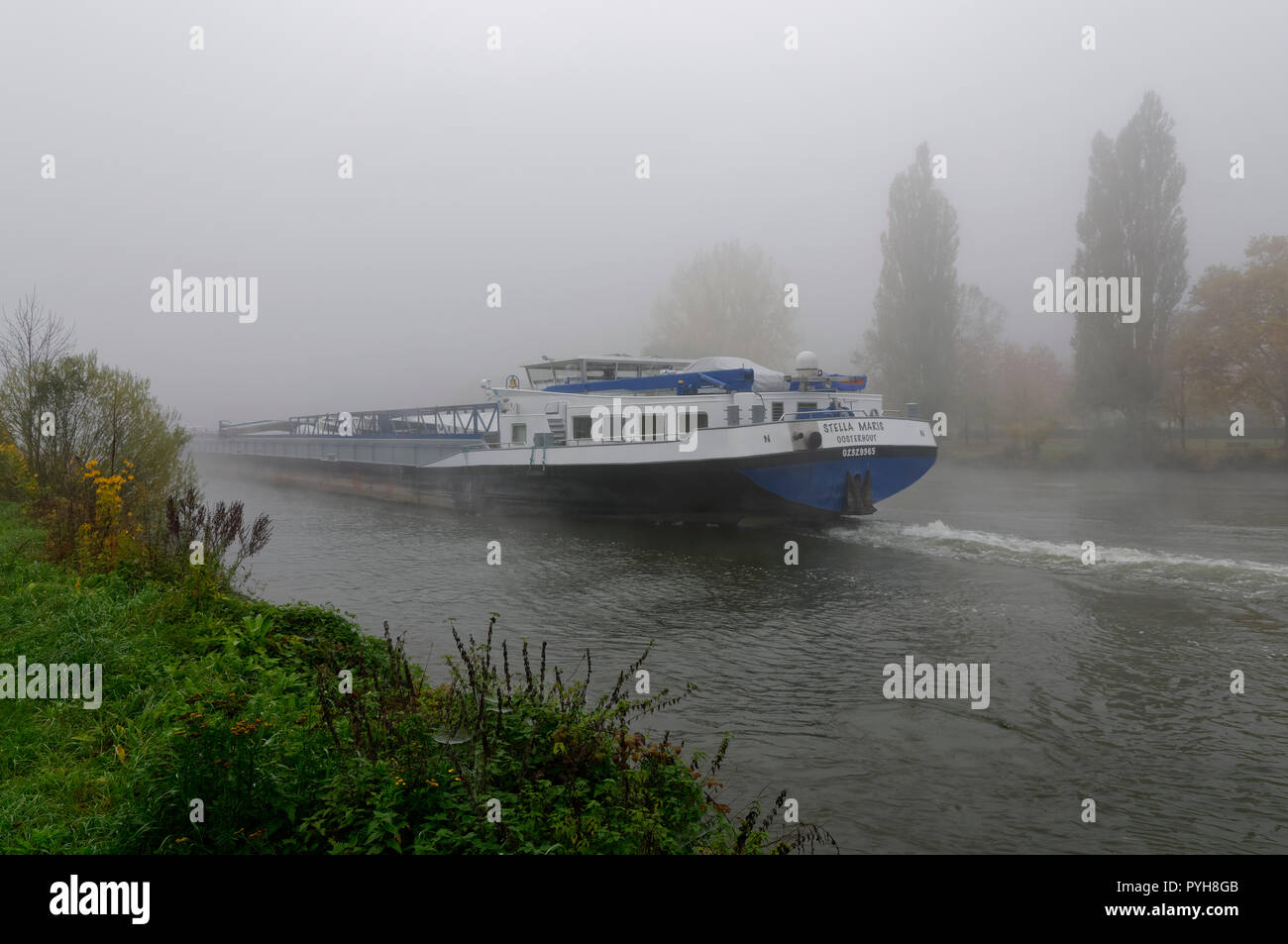 Navire sur la rivière Main près de Karlstadt, brume matinale, secteur-Spessart District, Basse-Franconie, Bavière, Allemagne Banque D'Images