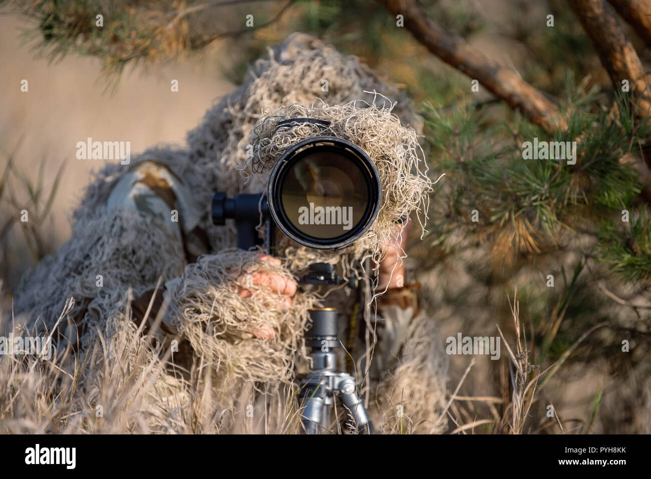 Photographe de la faune dans le camouflage ghillie suit working in the wild Banque D'Images
