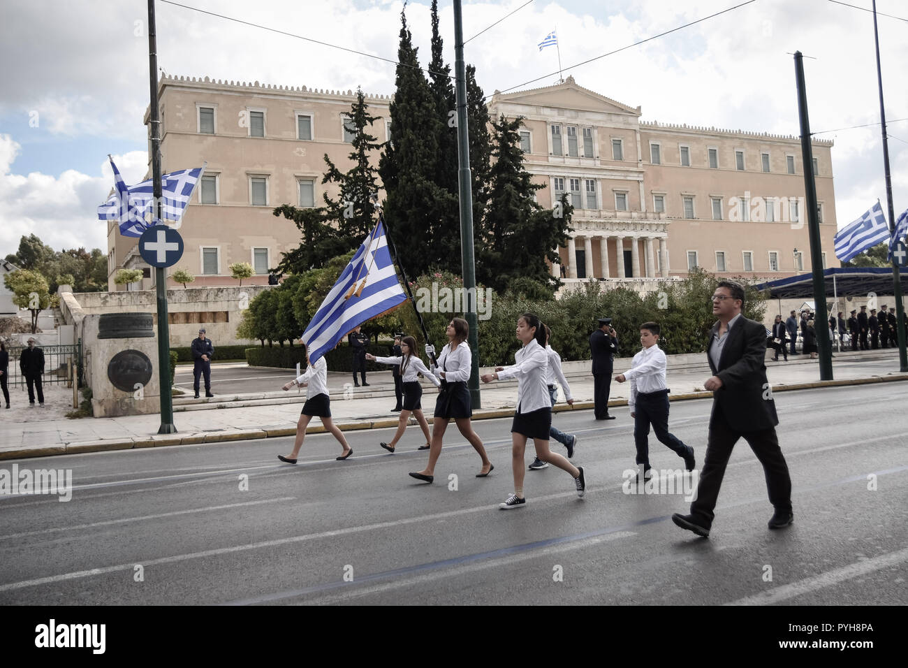 Les élèves parade en passant en face du Parlement grec au cours des célébrations. Le 'national Oxi (No) Day' commémore le rejet par le Premier Ministre grec Ioannis Metaxas de l'ultimatum faite par le dictateur italien Benito Mussolini le 28 octobre 1940 durant la Seconde Guerre mondiale. Elle est célébrée chaque année par les communautés à travers le monde grec, en Grèce et à Chypre. Après la Seconde Guerre mondiale, il est devenu un jour férié en Grèce et à Chypre et l'événement est commémoré chaque année avec des défilés militaires et des étudiants. À chaque anniversaire, la plupart des édifices publics et des résidences sont décorées avec des fl Banque D'Images
