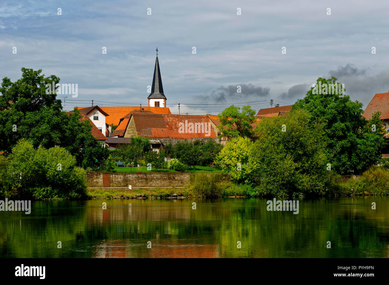 Trennfeld (partie de Triefenstein) : vue sur la rivière Main et l'église St Georg, District de Main-Spessart, Basse-Franconie, Bavière, Allemagne Banque D'Images
